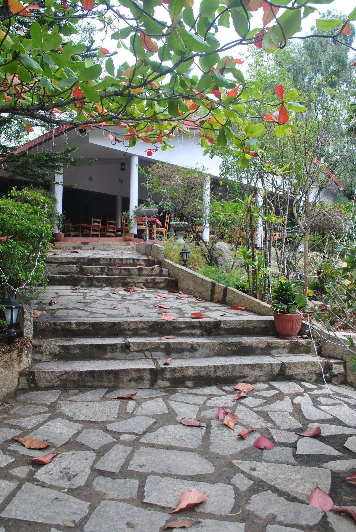 Eagle Ridge Resort Bangalore Exteriör bild